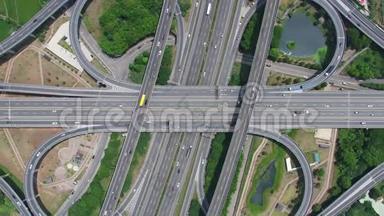 高速公路交汇处的空中景观-运输概念镜头。